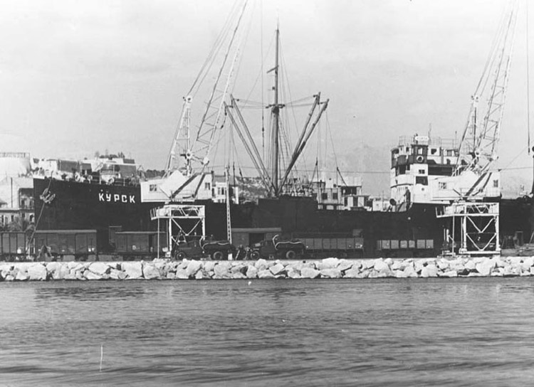 Hilfe der Sowjetunion: Sowjetisches Schiff „KURSK“ mit militärischem Nachschub für die spanischen republikanischen Streitkräfte im Hafen von Alicante