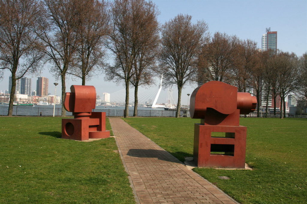 Denkmal des Bildhauers Ben Zegers für Edo Fimmen in Rotterdam, Niederlande. Die Skulpturengruppe hat die Form eines liegenden und aufrechten Boxhandschuhs