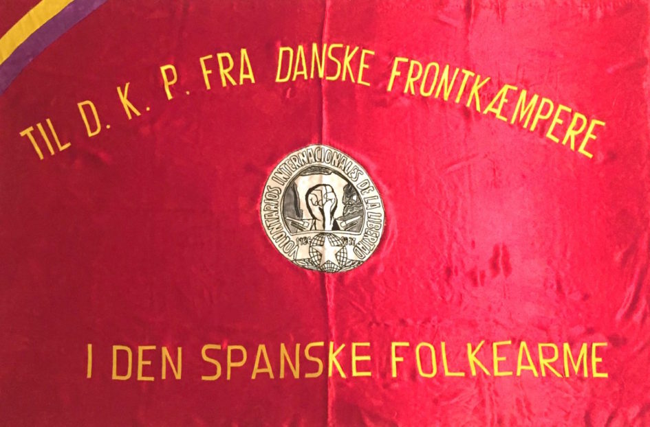 Fanen fra de danske frontkæmpere i den Spanske Borgerkrig: "Til DKP fra danske frontkæmpere i den spanske folkearme"