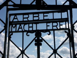 Jernlågen til Dachau koncentrationslejr: "Arbeit macht frei" ("Arbejde gør dig fri")