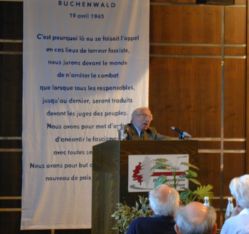 Adolphe Low speaking at the ANACR congress in Strasbourg, October 2002