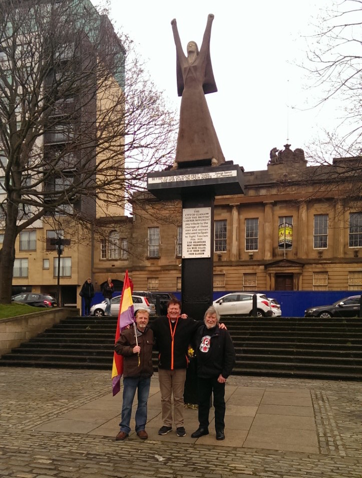 Iain, Allan og Stuart ved monumentet ‘La Pasionaria' ved floden Clyde – del af en fotoreportage af afsløringen af monumentet ‘Blockade-Runners fo Spain’ i Glasgow 2. marts 2019