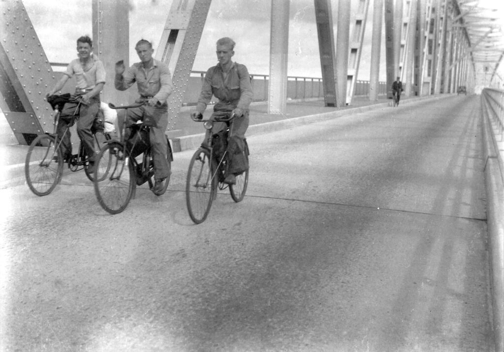 Vier Dänen im Spanischen Bürgerkrieg: Hans Petersen, Aage und Kai Nielsen beim Überqueren der Lillebæltsbroen ('Kleine Beltbrücke')