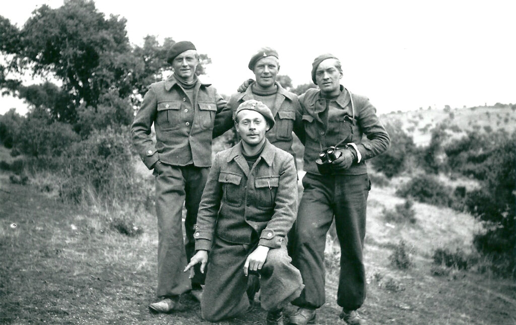 Cuatro daneses en la Guerra Civil española: Guadalajara, mayo de 1937; de izquierda a derecha: Aage Nielsen, Harald Nielsen, Johnny Nielsen, en primer plano, Schubert, un compañero austríaco