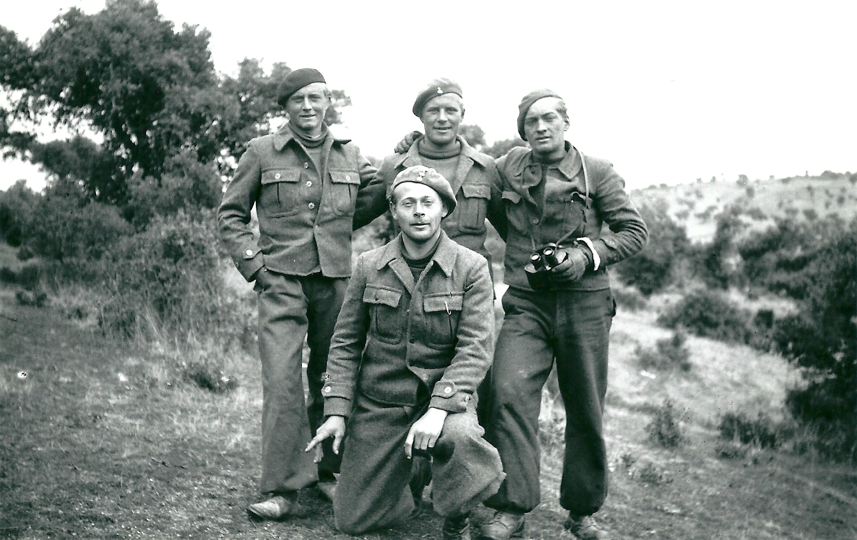 Guadalajara, juni-juli 1937. Fra venstre: Aage og Harald Nielsen, Johnny Nielsen. Forrest: Schubert, en østrigsk ven