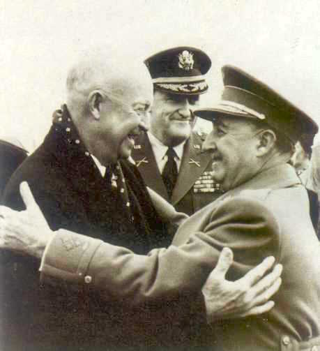 Franco og Eisenhower i kærlig omfavnelse i 1959. USA har – som med Spanien – en lang og historisk tradition for at støtte fascistiske regimer