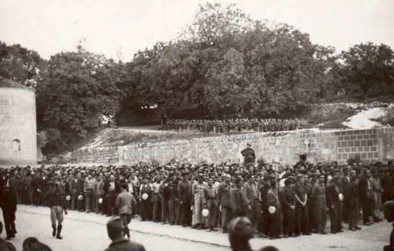 Internationale fanger samlet i gården foran San Pedro de Cardeña, 22. september 1938 