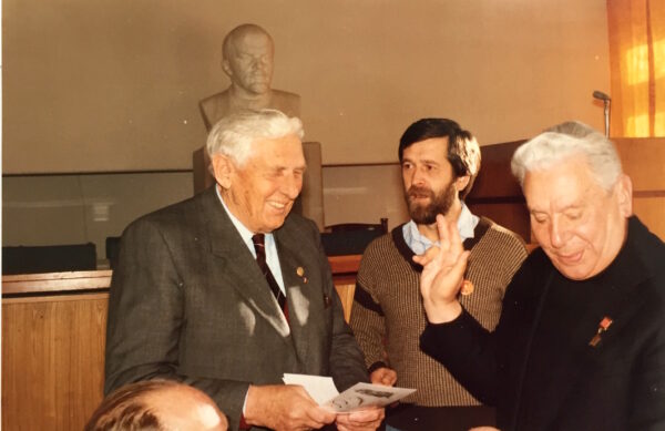 Die Verleihung der Auszeichnung: von links nach rechts: Marius Christiansen, der Dolmetscher und Alexander Osipenko, 1988. Foto: Privatbesitz
