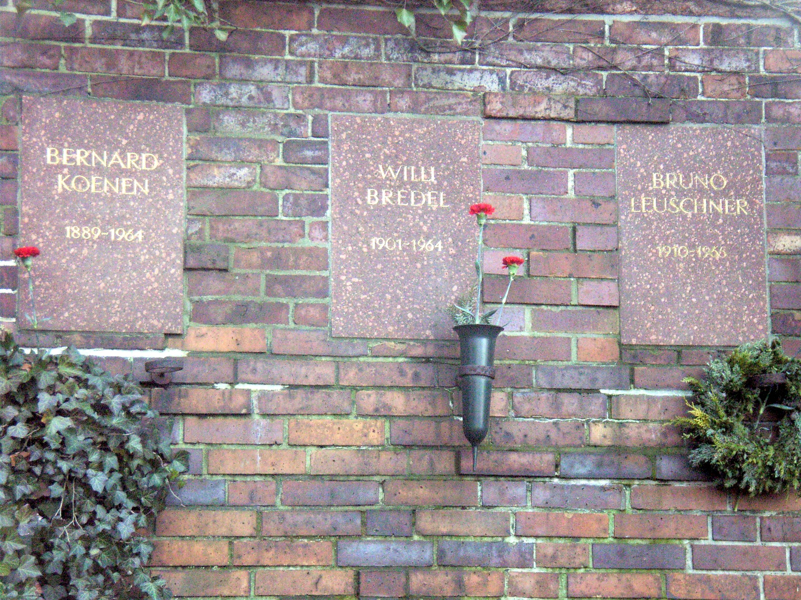 Gedenktafel für Willi Bredel am Denkmal des Sozialisten auf dem Zentralfriedhof Friedrichsfelde in Berlin-Lichtenberg. Foto Rene Senenko