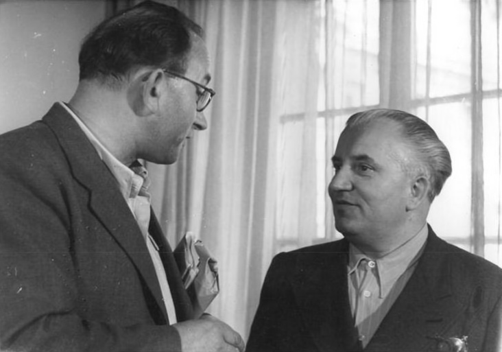 Jan Petersen og Willi Bredel i samtale på en tysk forfatterkongres i Berlin: der Kulturbund für demokratische Erneuerung von Deutschland ('Kulturforening for den demokratiske fornyelse af Tyskland'), 4-6 juli 1950.