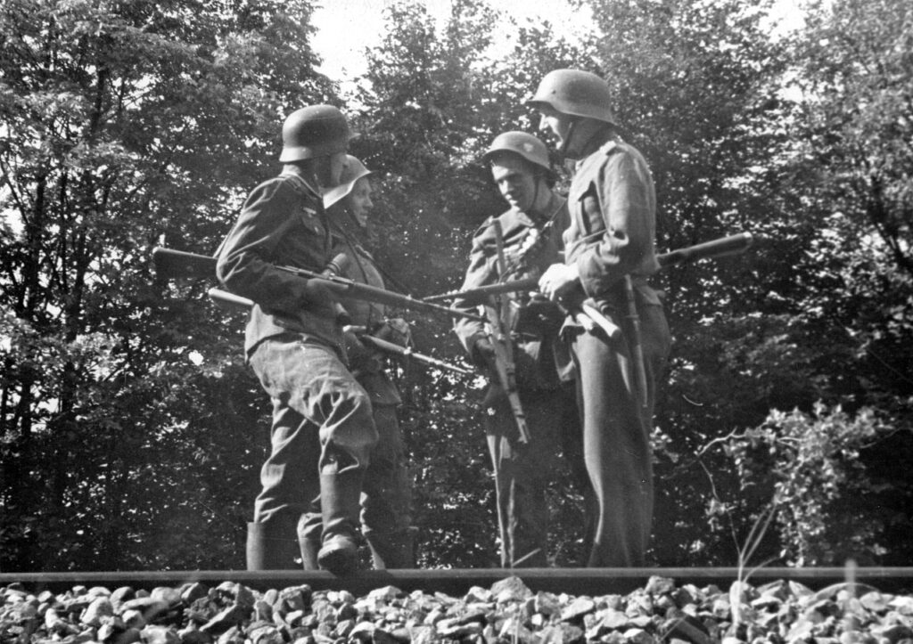 Deutsche Soldaten bewachen eine Eisenbahnlinie in Dänemark. Foto: Museum des Dänischen Widerstands