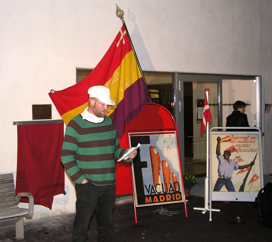 Tue Tortzen holder tale ved afsløringen af mindetavlen for de tre spaniensfrivillige fra Hillerød under Kulturnatten 24. september 2010