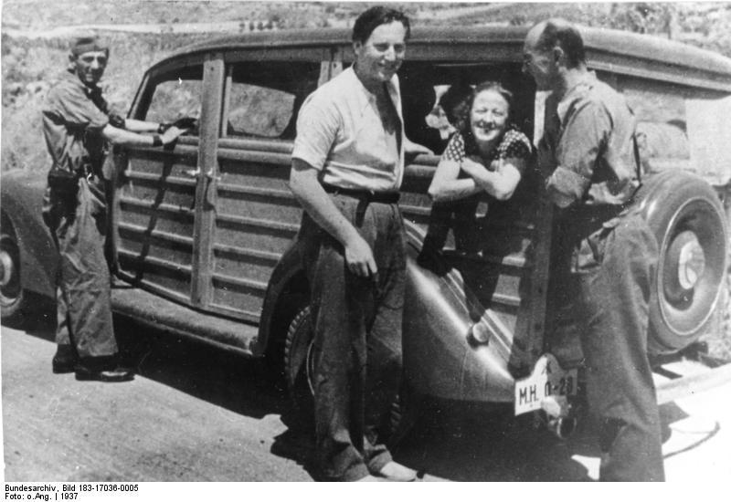 Nordahl Grieg i den Spanske Borgerkrig (i midten), til højre: forfatteren Ludwig Renn, stabschef for XI. International Brigade i den Spanske Borgerkrig. Kommandør i Thälmann Bataljonen 1936-1937, 1937