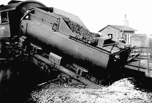 Besættelsen og befrielsen: 10. Jernbanesabotagen: Ødelagt sporskifte har sendt lokomotivet ned ad skrænten