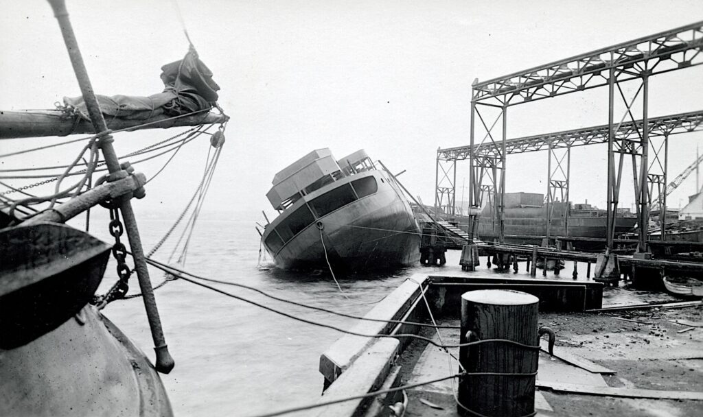 Die dänische Besetzung und Befreiung: 12. Schiffssabotage: Neu gebautes deutsches Schiff im Hafen von Svendborg nach der Sabotage am 18. Dezember 1943