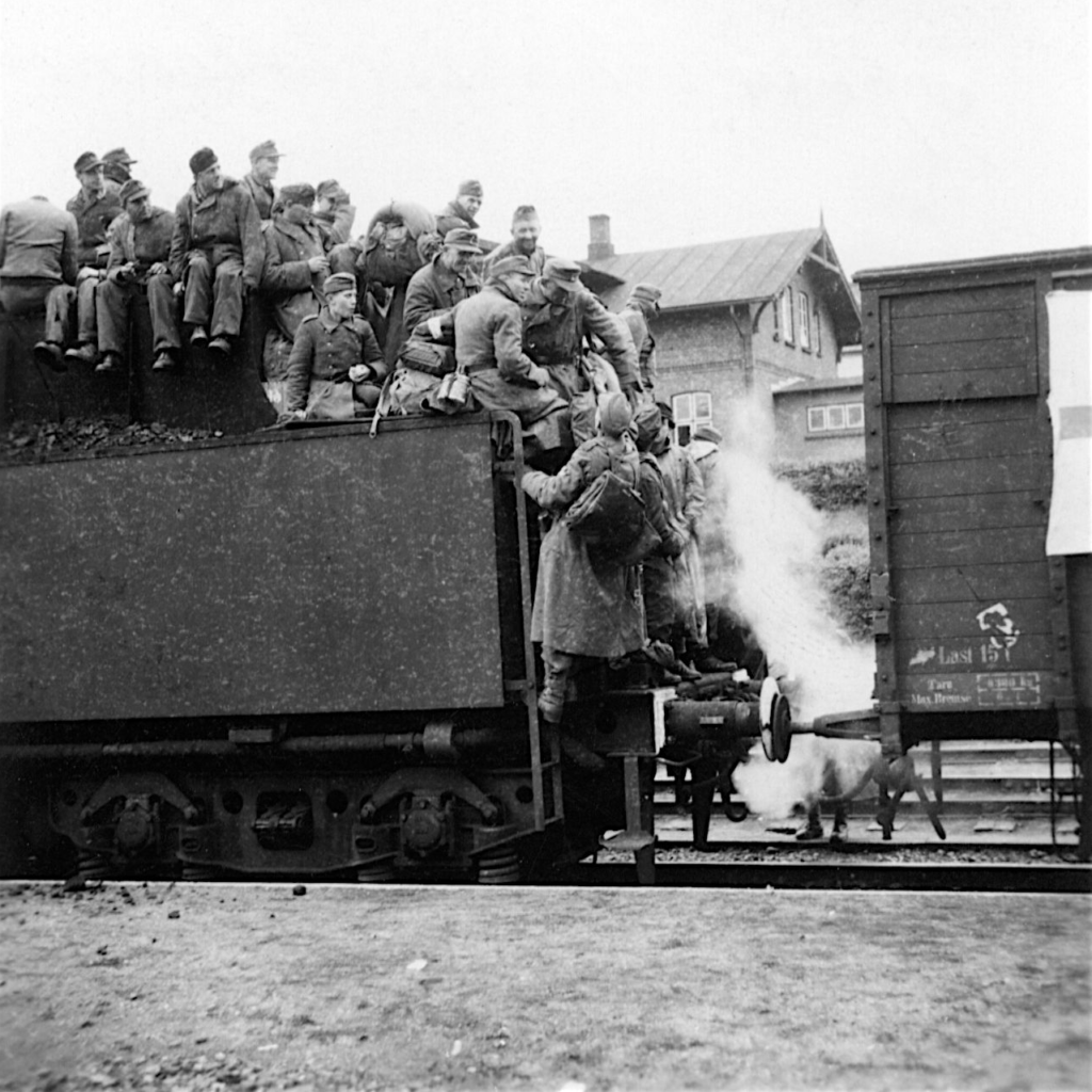 Die dänische Besetzung und Befreiung: 13. Dänemark ist wieder frei: Deutsche Soldaten am Vojens-Bahnhof nach der Befreiung