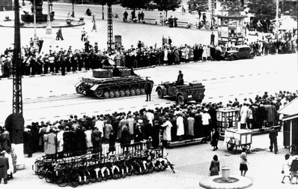 Die dänische Besetzung und Befreiung: 7. Volksstreik im August 1943: Rådhuspladsen ('Rathausplatz') in Kopenhagen: Die Deutschen setzen Panzer auf den Straβen als Machtdemonstration gegen die Streiks ein