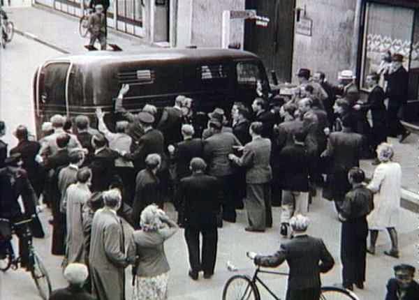 Die dänische Besetzung und Befreiung: 7. Volksstreik im August 1943: Demonstranten werfen während der Streiks in Odense im August 1943 ein Polizeiauto um