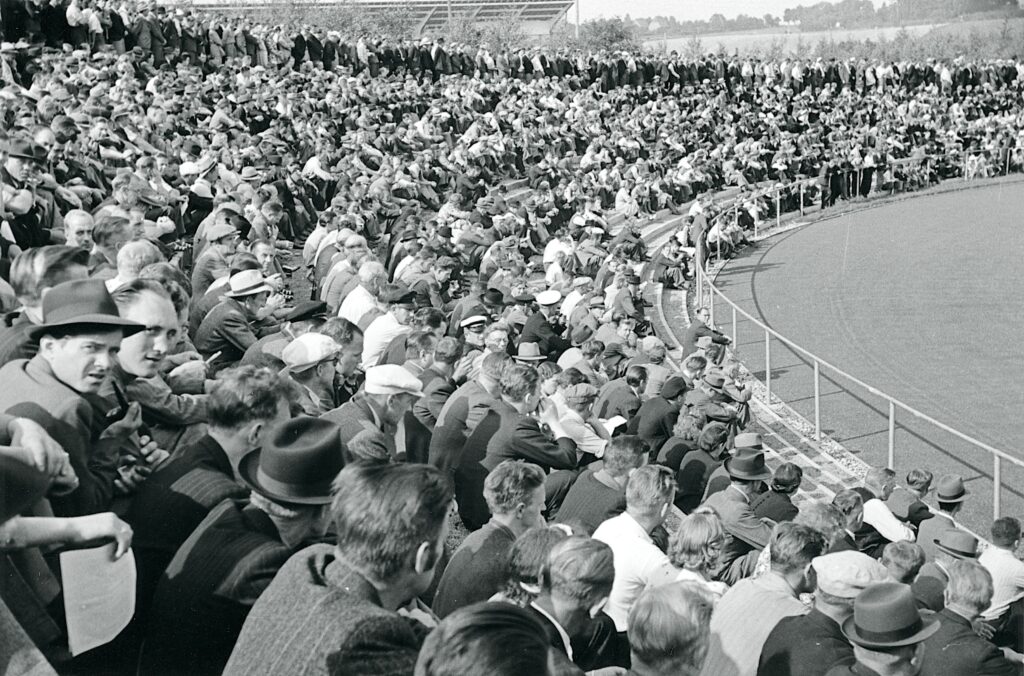 Besættelsen og befrielsen: 7. Folkestrejken i august 1941: Folkemængde ved et af stadionmøderne på Odense stadion under folkestrejken i august 1943. Kilde: Frihedsmuseets fotoarkiv