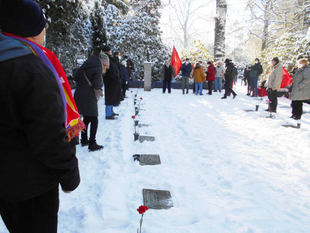 Honouring the Hamburg anti-fascists at their graves with a view of the sculpture, Ohlsdorfer Cemetery, 30. Januar 2021