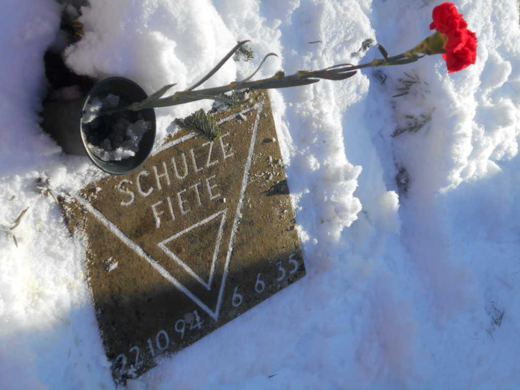 Grabplatte für Fiete Schulz, Ehrenhain der Hamburger Widerstandskämpfer, Ohlsdorfer Friedhof, 30. Januar 2021