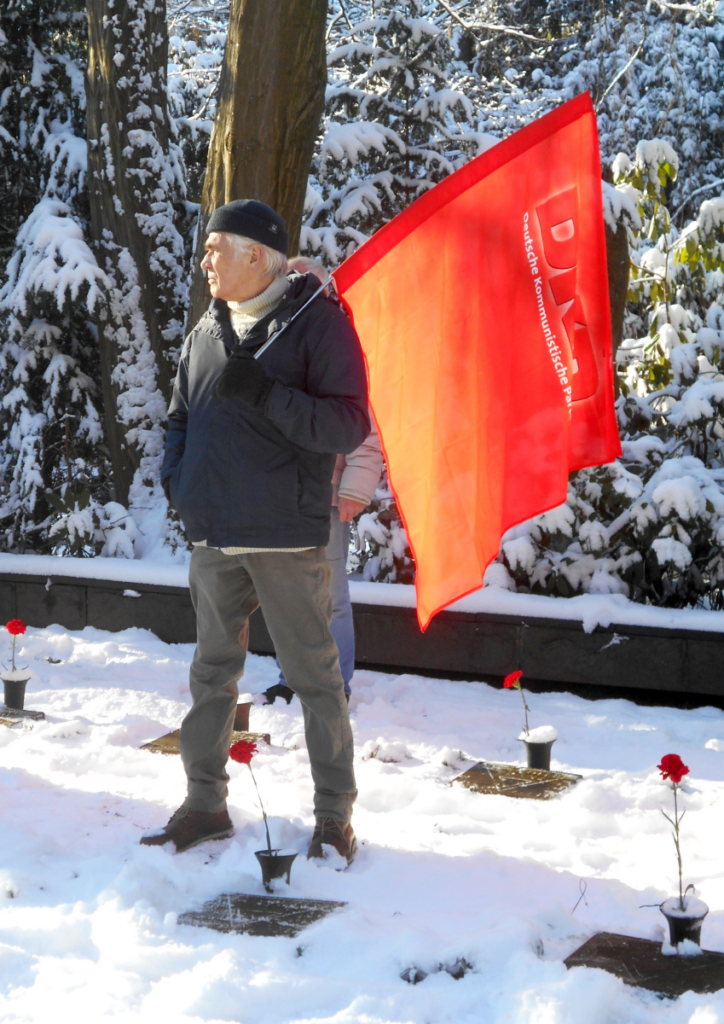 Honouring Hamburg resistance fighters: Participant in the commemoration with the DKP flag, Ohlsdorfer Cemetery, 30. Januar 2021