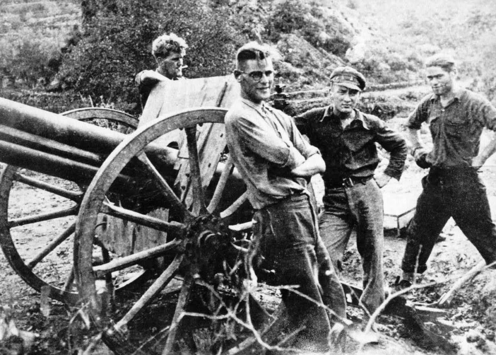 Johan Kloostra (met pet op) aan het front in de Spaanse Burgeroorlog