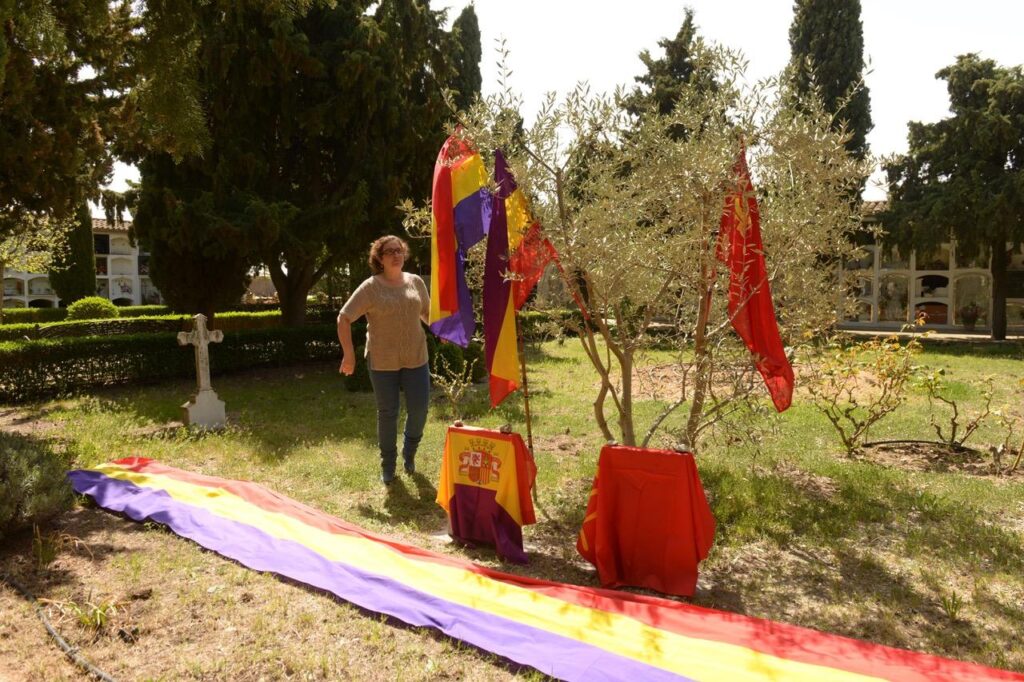 Before the unveiling of the monument at the San Esteban de Litera cemetery, April 2015. The memorial plaques are flanked by Spanish Republican flags and a banner