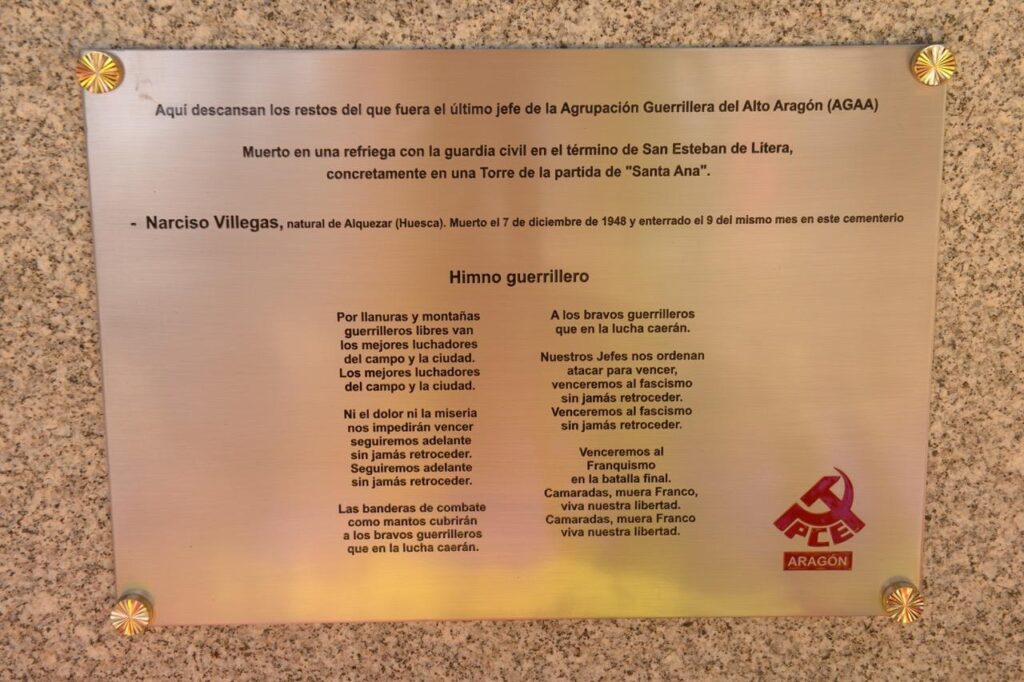 Gedenkplaat voor Narciso Villegas op de begraafplaats San Esteban de Litera. Logo: Communistische Partij van Aragon (Foto: Mario Kloostra)