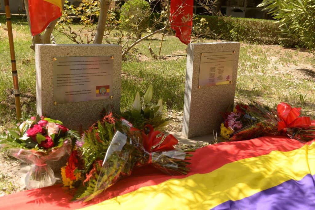 Les deux plaques commémoratives au cimetière de San Esteban Litera après le dévoilement, avril 2015
