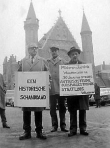 Les combattants de l'Espagne Arie Kloostra (à gauche) et Piet Laros (à droite) manifestant devant le Parlement néerlandais pour le rétablissement de la citoyenneté à tous les anciens volontaires de la guerre civile espagnole, 1969