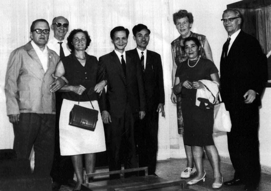 La famille Kloostra et le beau-frère — Arie Kloostra: (À gauche) Arie Kloostra, Tilly Kloostra-Rademakers, Rebekka (Lin) Brilleslijper and Eberhard Rebling à l'ambassade du Vietnam à Berlin