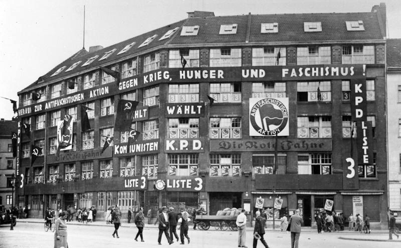 Das Karl-Liebknecht-Haus in Berlin während des Wahlkampfes Juli 1932