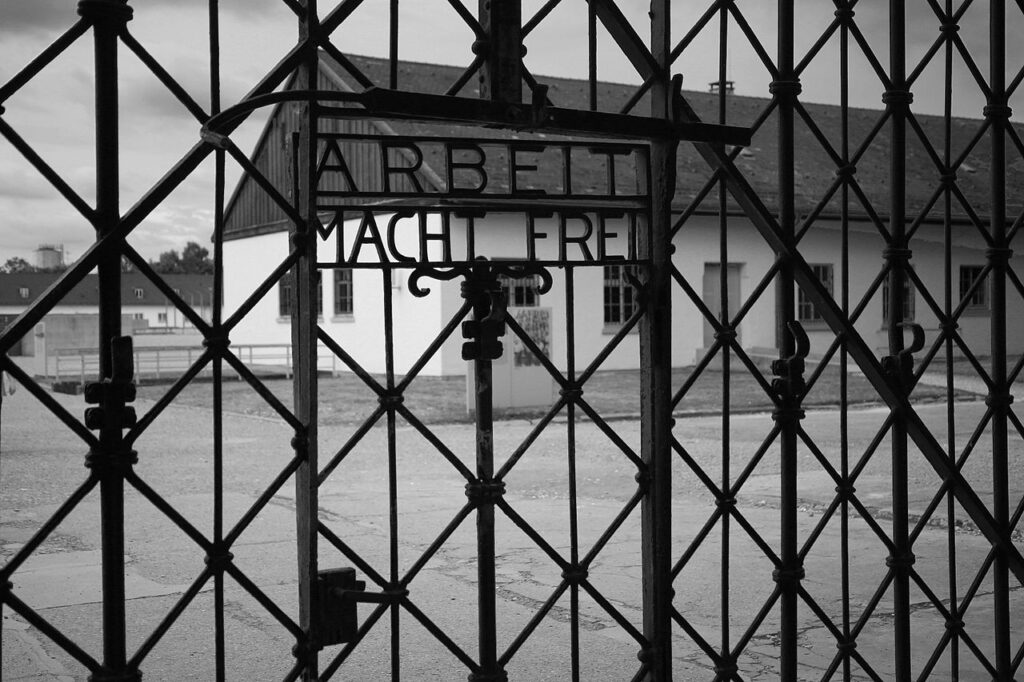 De ingang van het concentratiekamp Dachau