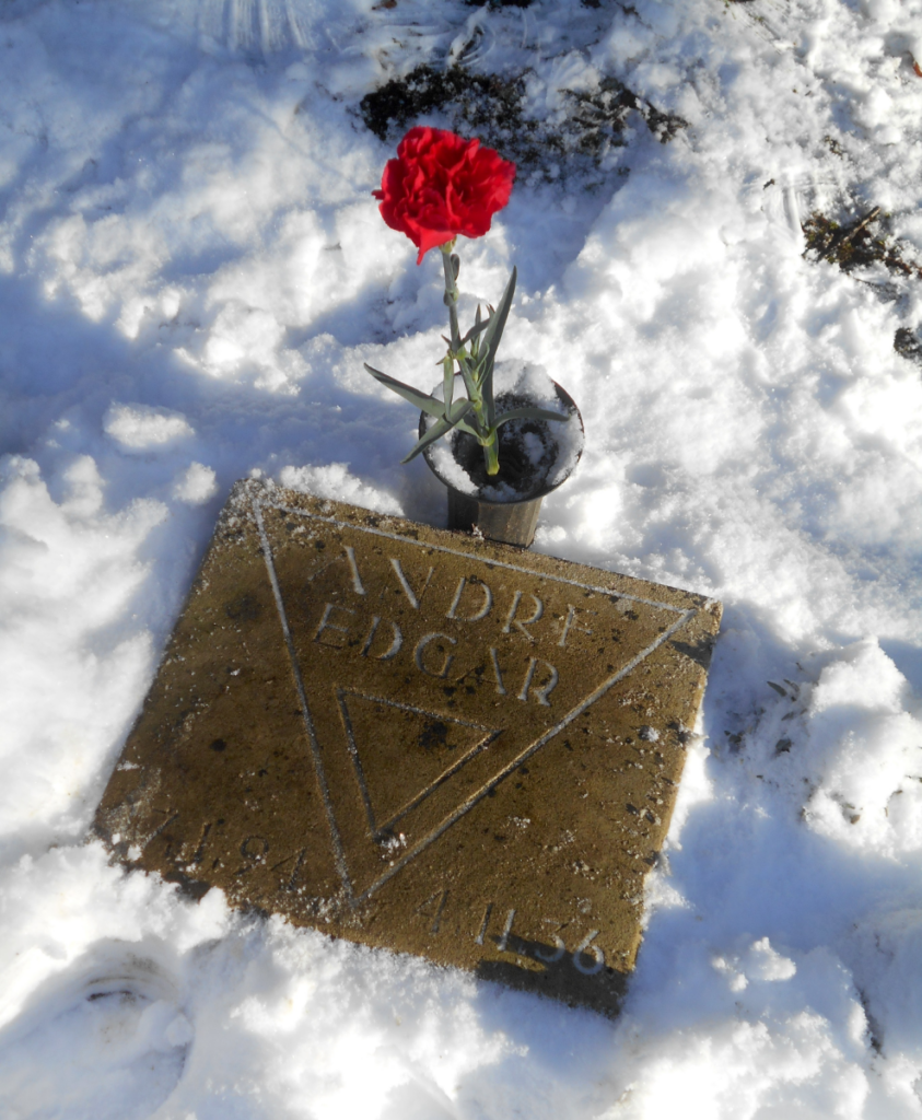 Grabplatte von Edgar André im Ehrenhain für die Hamburger Widerstandskämpfer auf dem Ohlsdorfer Friedhof, 30. Januar 2021