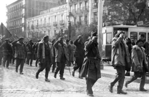 Hans Beimler mit dem Edgar André Bataillon, November 1936 in Madrid auf dem Weg zur Front