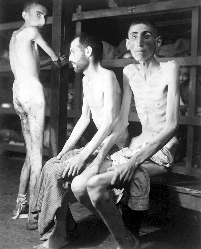 La famille Kloostra et le beau-frère: Rein Kloostra: Prisonniers de Buchenwald, 16 avril 1945: Légende originale (traduite de l'anglais): "Ces travailleurs esclaves russes, polonais et néerlandais internés au camp de concentration de Buchenwald pesaient en moyenne 160 livres chacun avant d'entrer dans le camp il y a 11 mois. Leur poids moyen est maintenant de 70 livres. Allemagne, 16 avril 1945" 