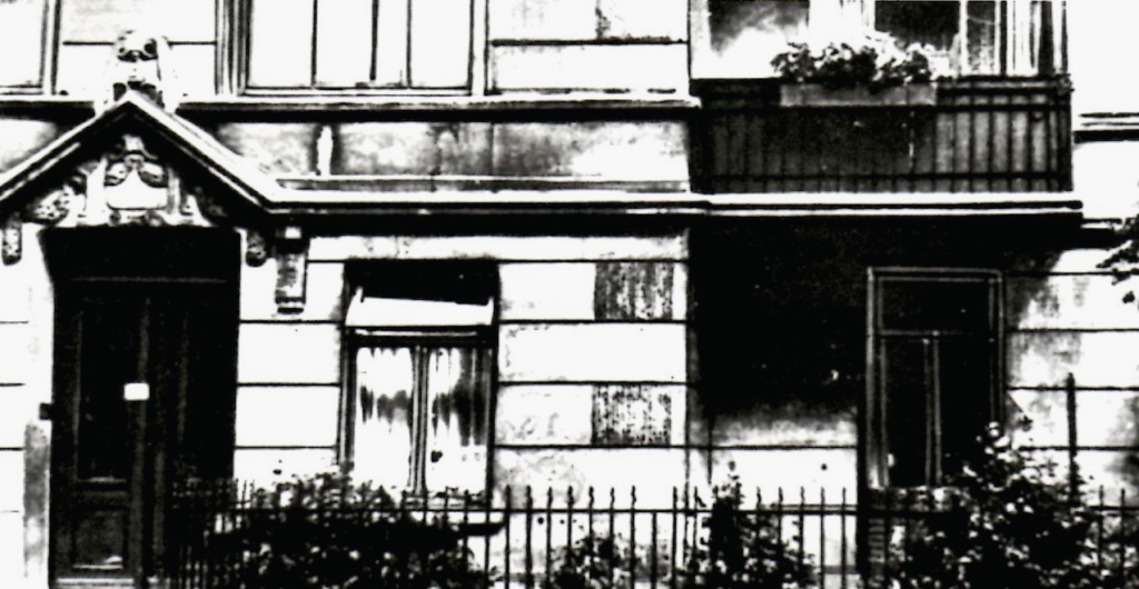 Original caption (translated from German): In the 1920s, Ernst Thälmann lived in Siemssenstraße 4. In 1929, he moved with his family to Tarpenbeckstraße 66. Right-wing extremists carried out an attack on the apartment in June 1922