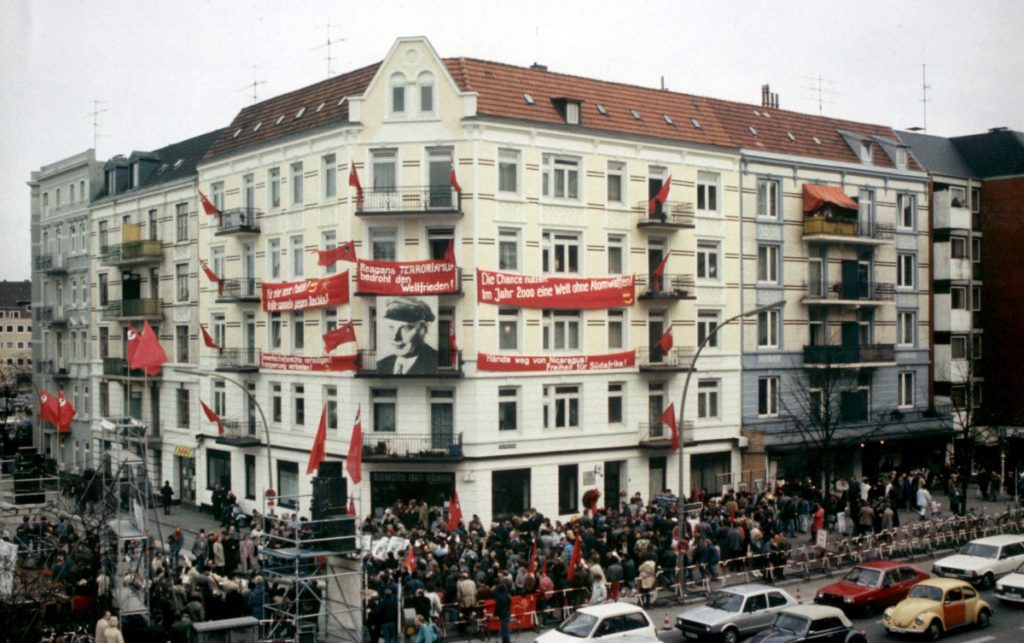 Ernst Thälmann und seine Familie zogen nach dem Attentat 1922 in dieses Eckhaus. Auf dem Foto zu sehen: Die Einweihung von Ernst Thälmann Platz im Jahr 1986