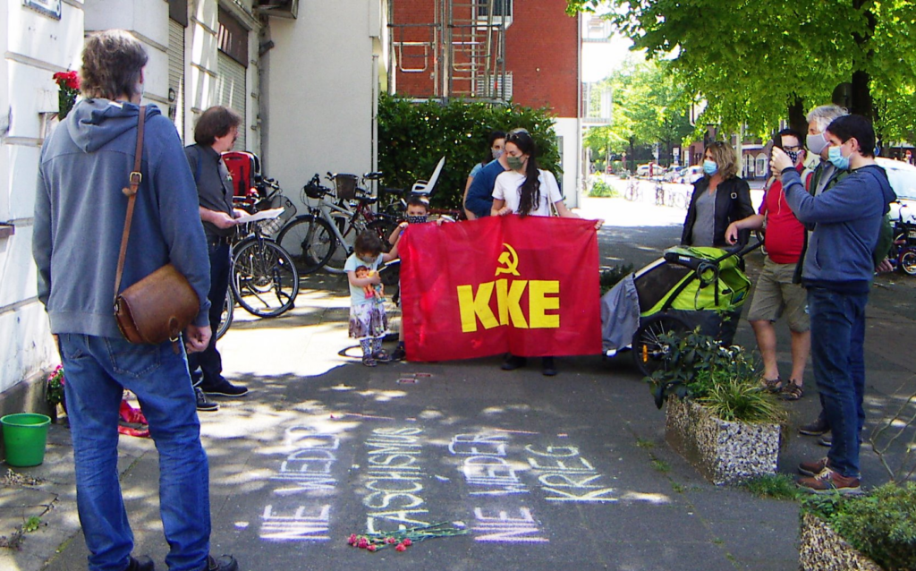 Comrades of the KKE in front of the Ernst Thälmann Memorial in Hamburg