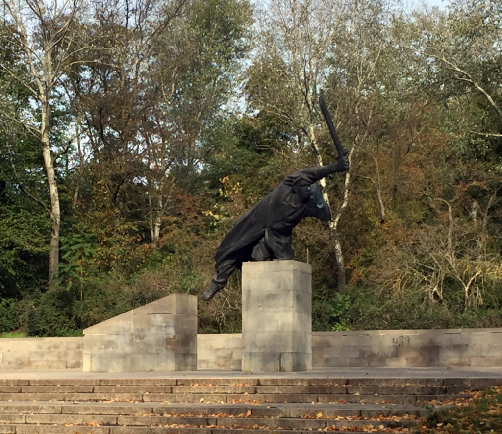 Den store figur i det tyske spaniensmonument “Spanienskæmperen” i parken Friedrichshain, Berlin-Friedrichshain, Tyskland (det tidligere Østtyskland)